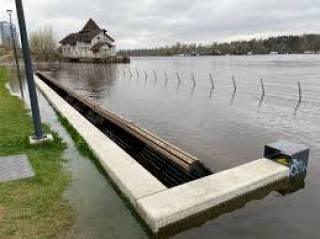 Большая вода отступает от Киева