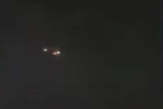 Появилось видео, как в небе над Непалом загорелся самолет
