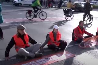 В Германии экоактивисты провели необычную акцию