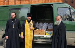 На Хмельнитчине верующие УПЦ передали для ВСУ денежную и гуманитарную помощь