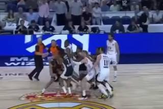 Появилось видео эпичной драки баскетболистов двух легендарных европейских клубов