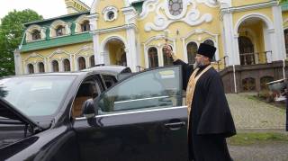 Нежинская и Полтавская епархии УПЦ передали автомобили для ВСУ