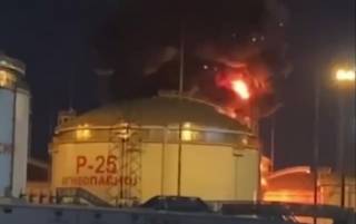 В российском порту недалеко от Крыма загорелась нефтебаза