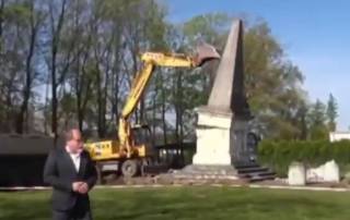 Появилось видео, как в Польше снесли памятник бойцам 1-го Украинского фронта