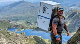 Майкл Коупленд покорил три горные вершины... с холодильником на спине