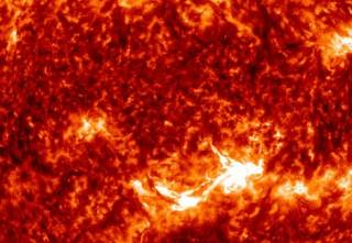 На Солнце произошла длительная вспышка – она может затронуть Землю