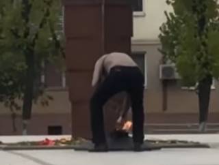 Появилось видео, как в России мужчина прикурил от Вечного огня