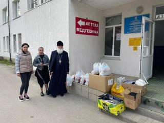 Священник Хмельницкой епархии УПЦ передал гуманитарную помощь пациентам больницы
