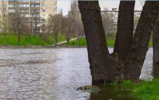 Большая вода постепенно отходит от Киева