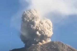 Появилось видео эпичного извержения вулкана в Мексике