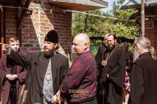 На Хмельнитчине архиепископ Виктор передал материальную помощь семьям, пострадавшим от обстрела