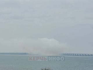 Густой дым поднимается над Крымским мостом. Его закрыли