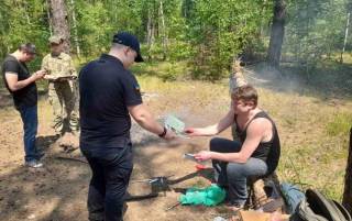 Любителям шашлыка массово раздают повестки в киевских лесах
