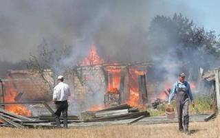 На Киевщине в результате ракетного удара загорелся жилой дом