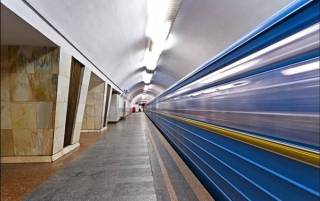 В Киеве погибла женщина, прыгнувшая под поезд в метро