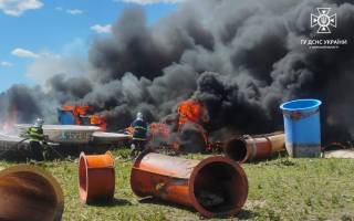 Под Киевом произошел крупный пожар – горели пластиковые трубы и шины