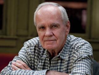 Кормак Маккарти, автор «Старикам тут не место», умер в возрасте 89 лет