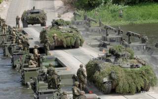 НАТО развернет на восточных границах 300 тысяч военных