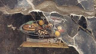Натюрморт с пиццей найден на развалинах города Помпеи, разрушенного вулканом Везувий