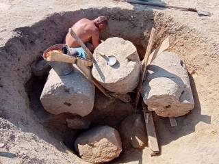 Сенсационная археологическая находка в Крыму: загадочная надпись в яме для жертвоприношений