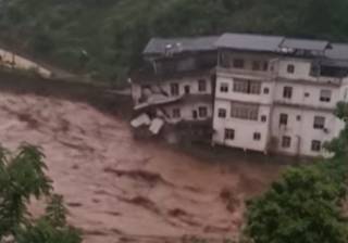 Появилось видео смертельного наводнения в Китае