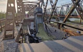 На Закарпатье обрушился мост, по которому ехали автомобили. Есть пострадавшие