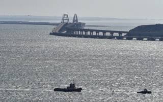 Россияне пытаются спасти крымский мост, ограждая его какими-то трубами