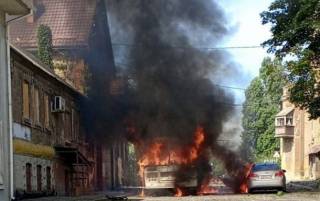 В центре Донецка прогремели взрывы. Горят автомобили