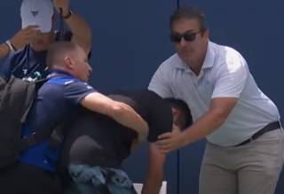 Появилось видео, как китайский теннисист потерял сознание во время матча в США