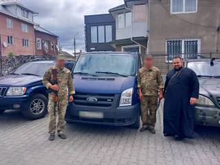 На Буковине верующие УПЦ передали автомобиль для нужд ВСУ