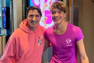 Команда Барби: в Сети затравили «розового» премьера Канады