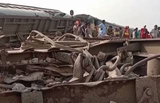 Крушение поезда в Пакистане привело к многочисленным жертвам