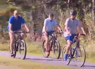 Беззаботная поездка Байдена на велосипеде вызвала скандал в социальных сетях