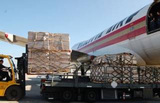 Який варіант доставки вантажу з США в Україну найбільш вигідний і зручний?