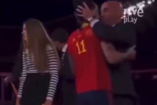 Луис Рубиалес: спортивный босс Испании попал в скандал - поцеловал в губы футболистку