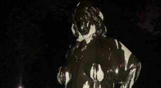 «Уверенная»: скандальная львовская скульптура пострадала от атаки недоброжелателей