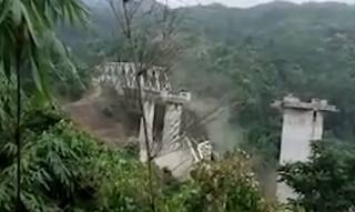 В Индии обрушился строящийся железнодорожный мост – погибло немало людей