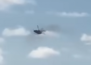 Появилось видео, как в США спасательный вертолет упал на жилой дом