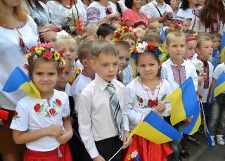 Названо число первоклассников, которые пойдут в украинские школы 1 сентября