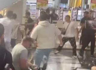 Появилось видео эпичной драки бойцов ММА в одном из ТРЦ Москвы
