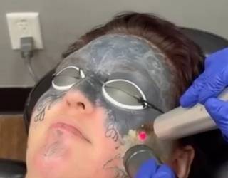 Тейлор Уайт: из-за непристойных татуировок на лице женщина осталась без работы