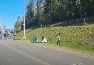 В России грузовик влетел в группу детей на велосипедах