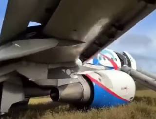 В России пассажирский самолет эпично сел прямо в поле