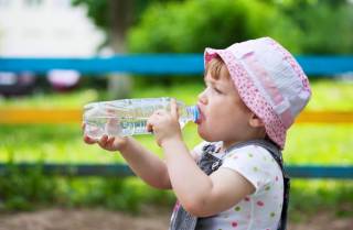 Скільки води потрібно пити дітям?