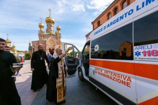 Предстоятель УПЦ освятил автомобиль для эвакуации раненых защитников Украины