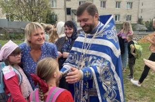 В Луцке приход УПЦ передал окклюзионные повязки для военных и более 80 рюкзачков для нуждающихся детей
