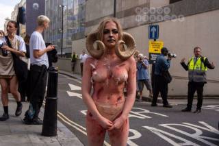 Люси Фергюссон: обнажённая экоактивистка с рогами устроила протест на Неделе моды