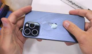 Задняя панель iPhone 15 Pro Max трескается от нажатия пальцами, - Зак Нельсон