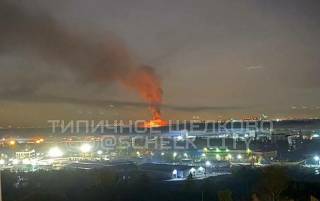 На военном аэродроме в Подмосковье после взрывов произошел сильный пожар
