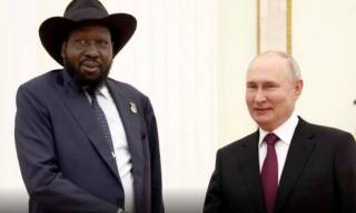 Президент Южного Судана: падающий наушник и ковбойская шляпа на встрече с Путиным